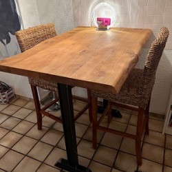 Tischplatte-Eiche-rustikal-spezial-wurmstichig-verleimt-Massivholz-beidseitige-Baumkante
